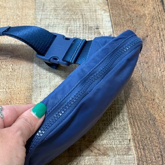 Everywhere Belt Bag Large 2L Lululemon pitch blue - Picture 4 of 15